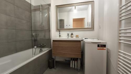 une salle de bain avec un lavabo, une douche et un miroir dans l'établissement Appartement T2 neuf avec piscine à Sainte-Maxime, à Sainte-Maxime
