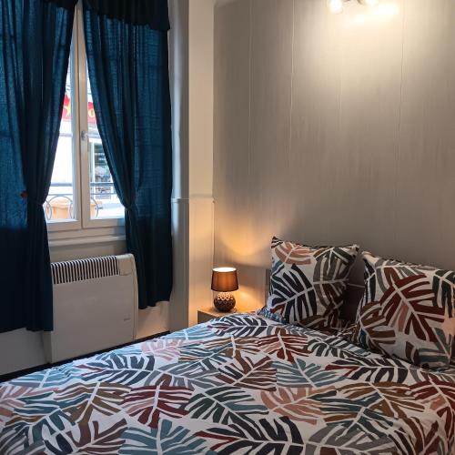 une chambre avec un lit et une fenêtre dans l'établissement Studio meublé de tourisme, à Bourbon-Lancy