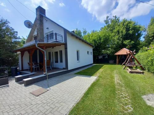 7 férőhelyes ház a tótól 15 m-re saját stéggel és csónakkal Balatonfenyvesen