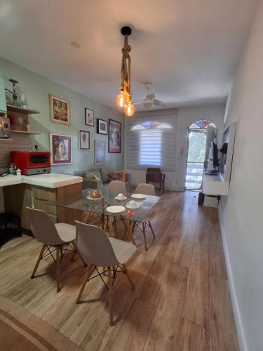 Χώρος καθιστικού στο LOFT Encantador no Portinho, Cabo Frio - RJ