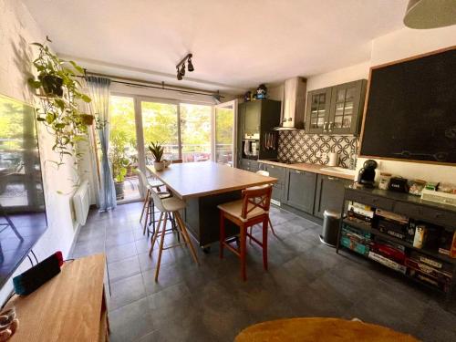 une cuisine avec une table et des chaises dans une pièce dans l'établissement 2-room apartment, bright balcony, à Nice