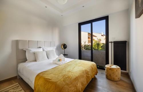 une chambre avec un grand lit et une grande fenêtre dans l'établissement apartment in Cannes-Croisette, à Cannes