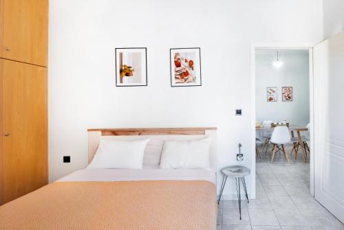 une chambre blanche avec un lit et une table dans l'établissement Ruby house Preveza, à Prévéza