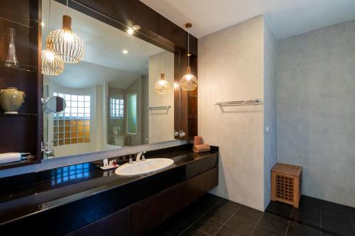 Et badeværelse på Villa Prima - 3 Bedroom Private Pool Villa