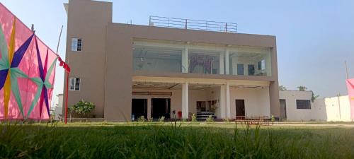 a building with a flag in front of it at Ramashish Palace in Chākia