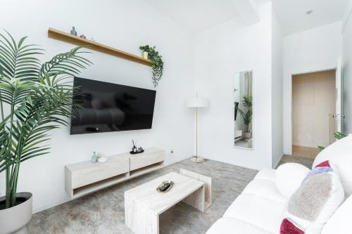Rentero Central Two Bedroom Apartment in Prague - Two bathroom - Parking