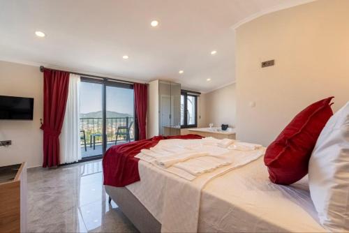 Un pat sau paturi într-o cameră la VIP VILLA KLEOPATRA Oludeniz