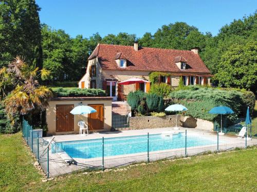 une maison avec une piscine devant dans l'établissement Charmante demeure avec piscine privée pour 7 personnes - FR-1-824-3, à Saint-Chamassy