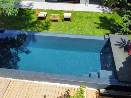 - une vue sur la piscine avec des chaises et une cour dans l'établissement Villa traditionnelle à Hossegor avec piscine privée et Wi-Fi - FR-1-791-42, à Soorts-Hossegor