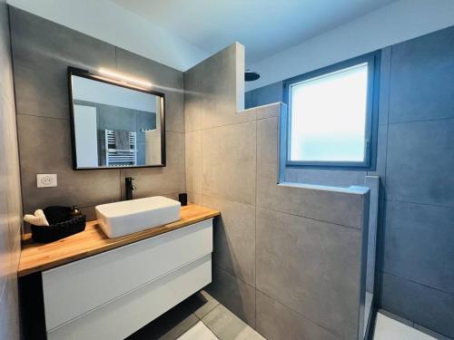 une salle de bain avec un lavabo et une fenêtre dans l'établissement Villa traditionnelle à Hossegor avec piscine privée et Wi-Fi - FR-1-791-42, à Soorts-Hossegor