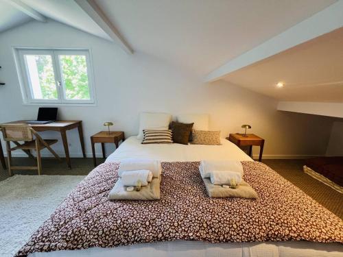 une chambre avec un grand lit avec deux oreillers dessus dans l'établissement Villa traditionnelle à Hossegor avec piscine privée et Wi-Fi - FR-1-791-42, à Soorts-Hossegor