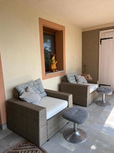 Posezení v ubytování Red Stone Apartman Kővágóörs-Pálköve egész évben - 200m a Balaton parttól kilátással