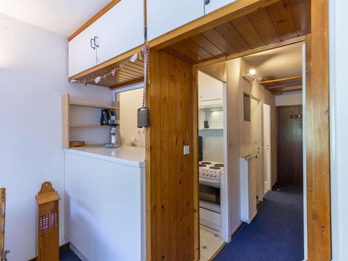 une petite cuisine avec un comptoir et un réfrigérateur dans l'établissement Studio cabine au centre avec accès direct aux pistes - FR-1-400-101, à Eaux-Bonnes