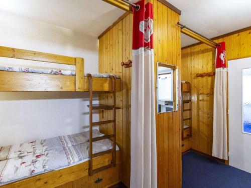 a room with two bunk beds and a window at Studio cabine au centre avec accès direct aux pistes - FR-1-400-101 in Eaux-Bonnes