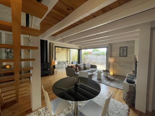 Photo de la galerie de l'établissement Villa 6 pers avec spa et parking à Moliets - FR-1-379-178, à Moliets-et-Maa