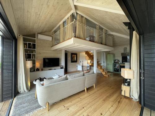 Photo de la galerie de l'établissement Villa 6 pers avec spa et parking à Moliets - FR-1-379-178, à Moliets-et-Maa