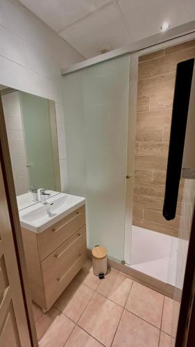 une salle de bain avec un lavabo et une douche dans l'établissement Uzès centre à 2 min - piscine - clim - parking, à Uzès