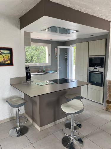- une cuisine avec un comptoir et des tabourets dans l'établissement Bastide Anna, au Cannet