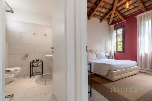 una camera da letto con un letto, una vasca e un lavandino di Biennale Ensuite Rooms By Bricola Apartments a Venezia