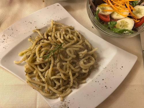ホテルの敷地内または近くでの食事または食べ物