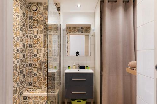une salle de bain avec un lavabo et une douche dans l'établissement Studio Wilson - Centre Ville - Terrasse & Parking, à La Celle-sous-Gouzon