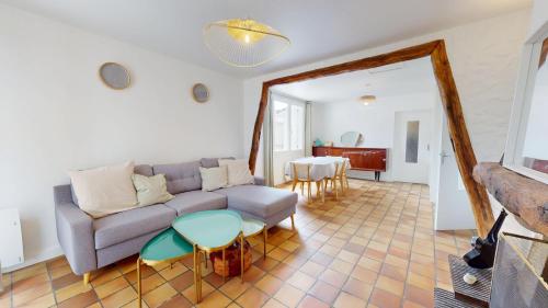 un salon avec un canapé et une table dans l'établissement Pomme de pins, à Bretignolles-sur-Mer