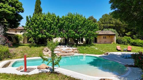une piscine dans la cour d'une maison dans l'établissement Villa Pio, à Roquebrune-sur Argens
