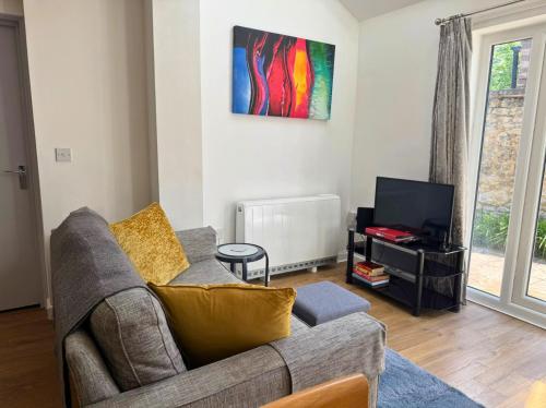 Imagen de la galería de Headington, Oxford, an ENTIRE 2bed, free Wi-Fi, free parking, en Oxford