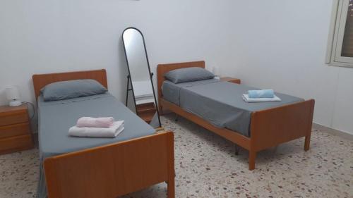 due letti in una stanza con due letti sidx di Appartement Spadafora - 50m de la plage a Spadafora