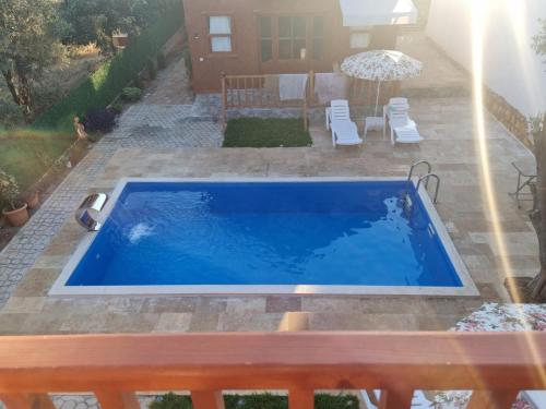 una piscina en el patio trasero de una casa en Karatay Villas, en Demre