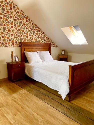 - une chambre avec un grand lit et une lucarne dans l'établissement Séjour cosy à 2 pas de la Loire, à Jargeau