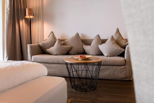 Ein Sitzbereich in der Unterkunft Kronplatz-Resort Hotel Kristall