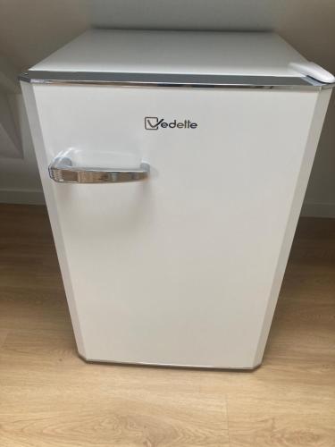 - un réfrigérateur blanc installé au-dessus du parquet dans l'établissement Résidence des Hortensias, à Lorient