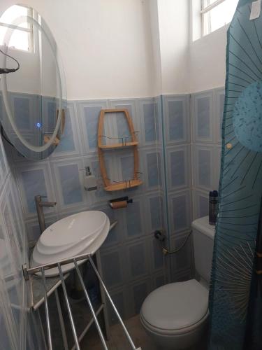 bagno con servizi igienici e specchio di Studio de la plage d'Albion a Mauritius