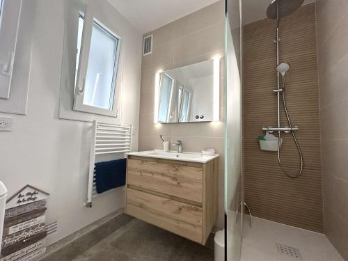une salle de bain avec un lavabo, un miroir et une douche dans l'établissement Appart 2 pièces 5 pers avec parking à 500m de la plage - Saint-Gilles-Croix-de-Vie - FR-1-224-44, à Saint-Gilles-Croix-de-Vie