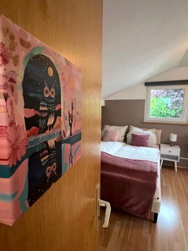 a room with a bed and a painting on the wall at Room with a Skylight - gemütliches Zimmer zwischen München und Rosenheim in Feldkirchen-Westerham