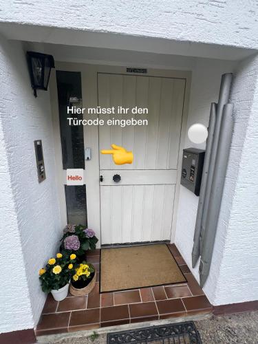 a door with a sign that reads her must intenructorians entrance at Room with a Skylight - gemütliches Zimmer zwischen München und Rosenheim in Feldkirchen-Westerham