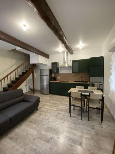 un soggiorno con un divano e un tavolo di Agréable maison dans petit village calme a Floure