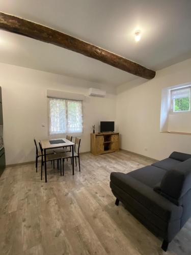 una camera da letto con un letto e un tavolo e una sala da pranzo di Agréable maison dans petit village calme a Floure