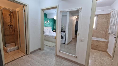 Et badeværelse på Central Zen Loft - Comfort & Space for Groups - 3 Double Beds, 2 Baths