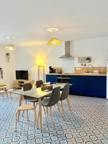 a kitchen with a table and chairs in a room at Séjour de charme au marais bleu in Amboise