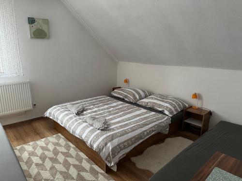 a small bedroom with a bed and a table at Ubytovanie Privat Antoni - apartmán v RD in Tvrdošín