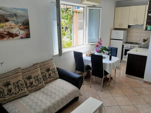 Kuchyňa alebo kuchynka v ubytovaní Apartments Karoma