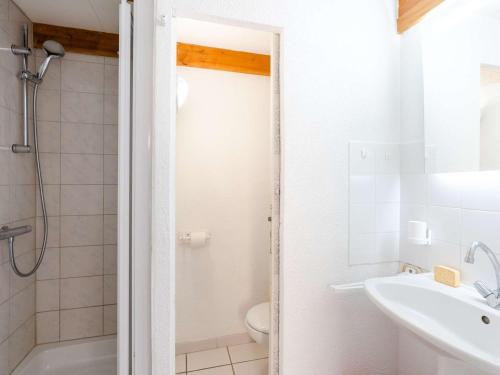 une salle de bain avec une douche, des toilettes et un lavabo dans l'établissement Studio mezzanine avec terrasse, piscine & parking à proximité de la plage - Narbonne - FR-1-409-241, à Narbonne