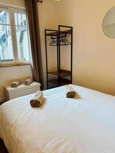 a bedroom with a bed with towels on it at Séjour de charme au marais bleu in Amboise