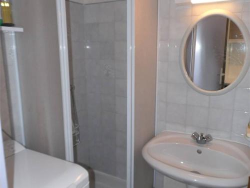 une salle de bain avec un lavabo et une douche avec un miroir dans l'établissement Studio mezzanine, 4 couchages, 1er étage, parking privé, à 700 m des commerces, Grau d'Agde - FR-1-423-39, au Grau-dʼAgde