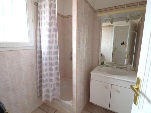 a bathroom with a sink and a shower with a mirror at Villa 3 étoiles avec piscine privée, 500m de la plage, 4 chambres pour 6-8 pers. au Grau-du-Roi - FR-1-307-157 in Le Grau-du-Roi