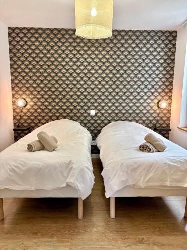 two beds sitting next to each other in a room at Séjour de charme au marais bleu in Amboise