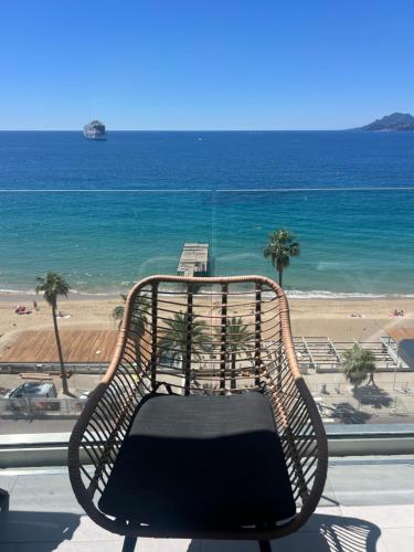 - un banc sur un balcon donnant sur la plage dans l'établissement Sea View Bellamare next Palais Festival, à Cannes