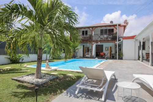 Πισίνα στο ή κοντά στο Villa O'Mangos hibiscus